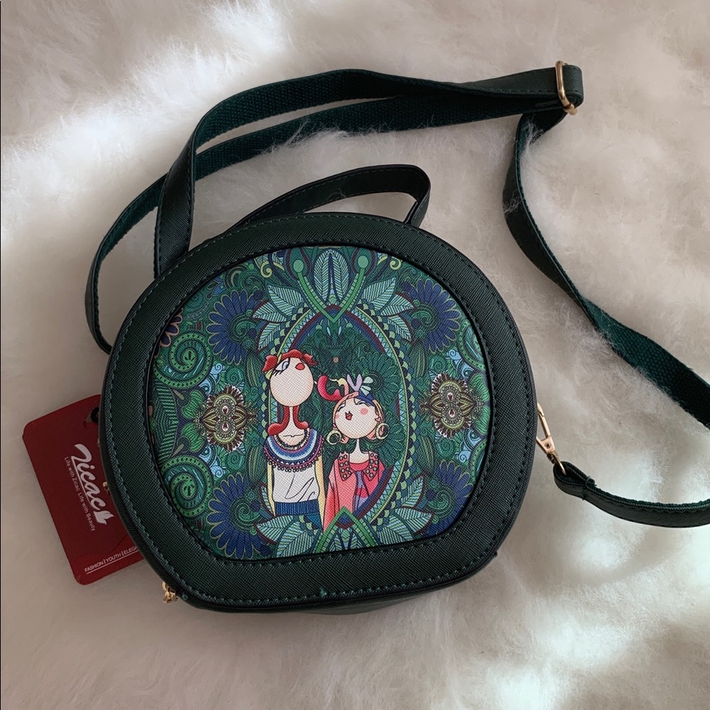 Circular shouider bag with fun illustration